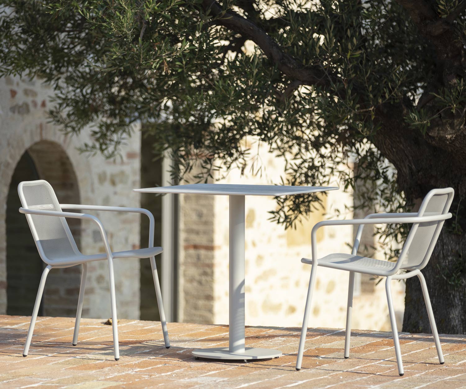 Vierkante Todus Design tuintafel Branta met 2 stoelen op terras