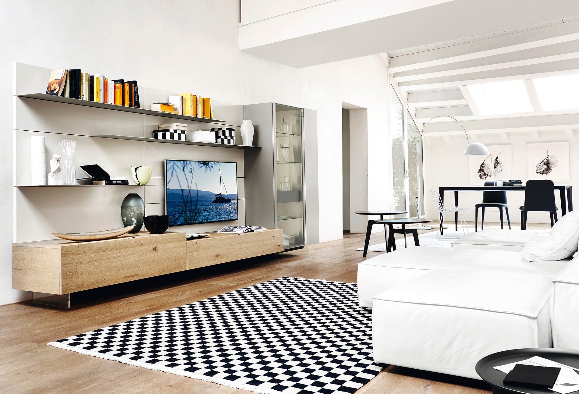 Design wandmeubel met glazen kast Design wandmeubel met glazen kast