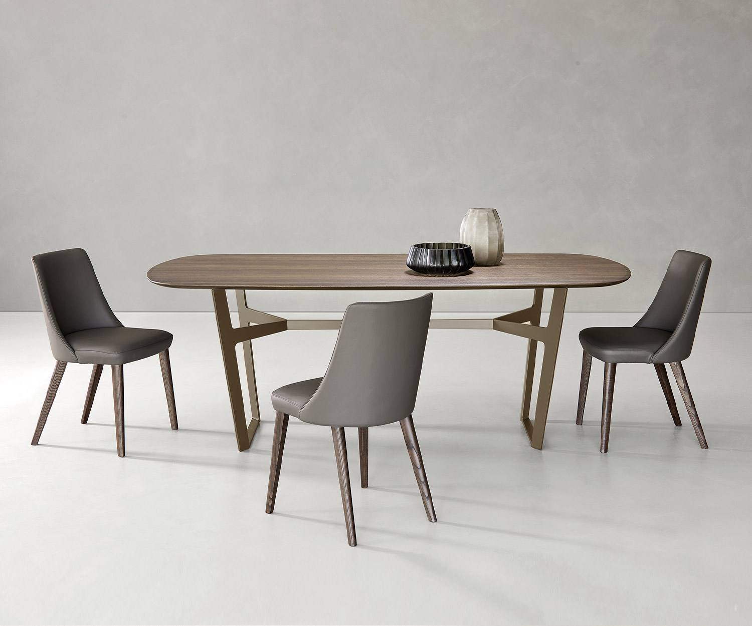 Comfortabele eetkamerstoel Eva van Livitalia met kunstlederen bekleding aan tafel Comfortabele eetkamerstoel Eva van Livitalia met kunstlederen bekleding aan tafel