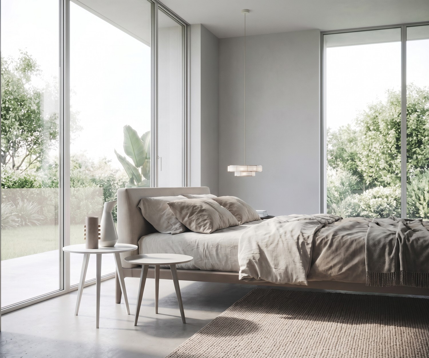 Novamobili Trio ronde houten bijzettafel Novamobili Trio bijzettafel als nachtkastje in een lichte slaapkamer, ronde design houten tafel met drie poten.