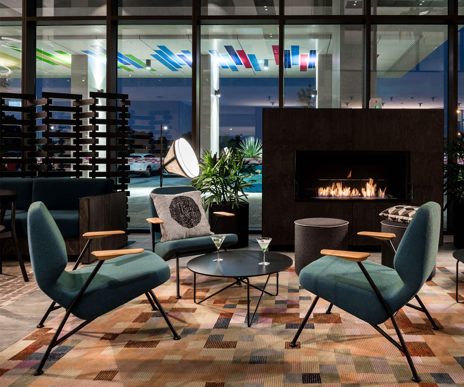 Hoogwaardige design fauteuil Prostoria Oblique in groen in de woonkamer Hoogwaardige design fauteuil Prostoria Oblique in groen in de woonkamer