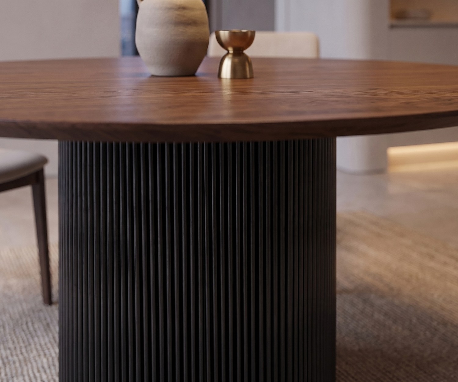 Ronde houten eettafel al2 dakry br 001 met geribbelde poot Ronde eettafel al2 dakry br 001 met geribbelde centrale poot en houten blad in een modern, elegant eetkamerontwerp.