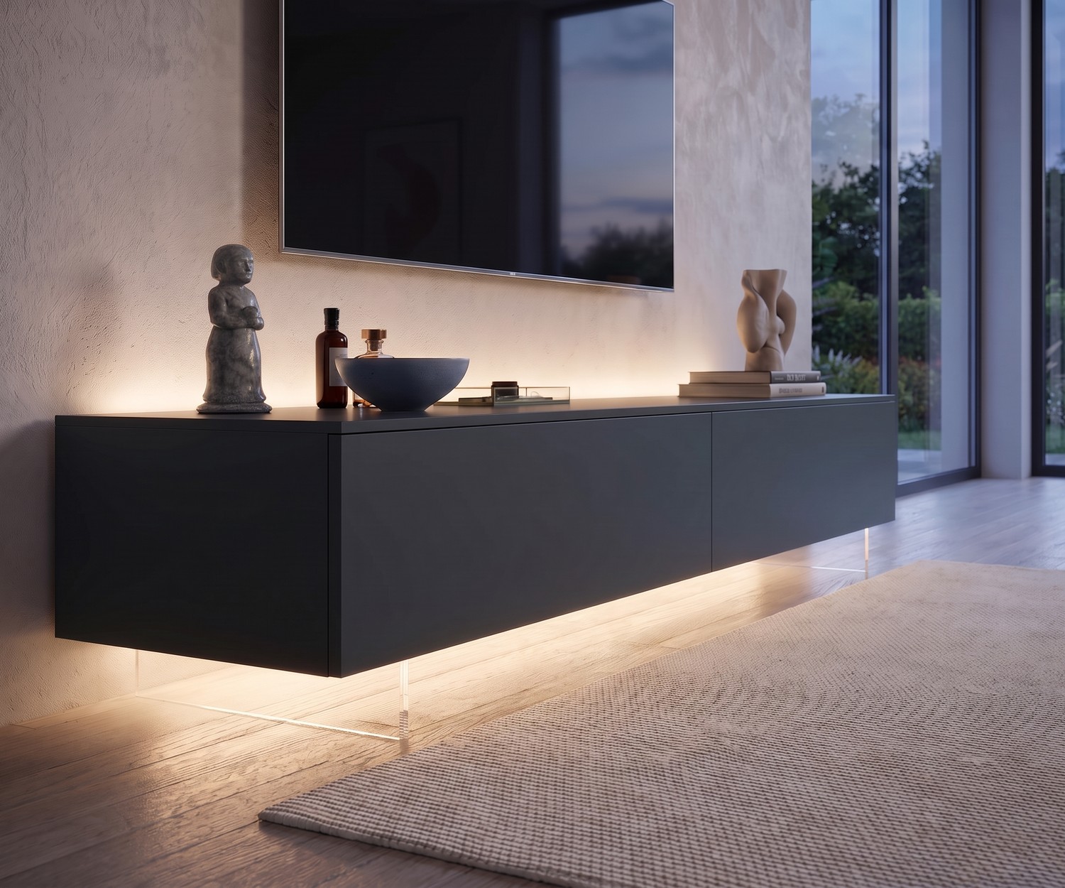 Transparante tv-plint van Livitalia voor zwevend effect onder een wit tv-meubel op een houten vloer.