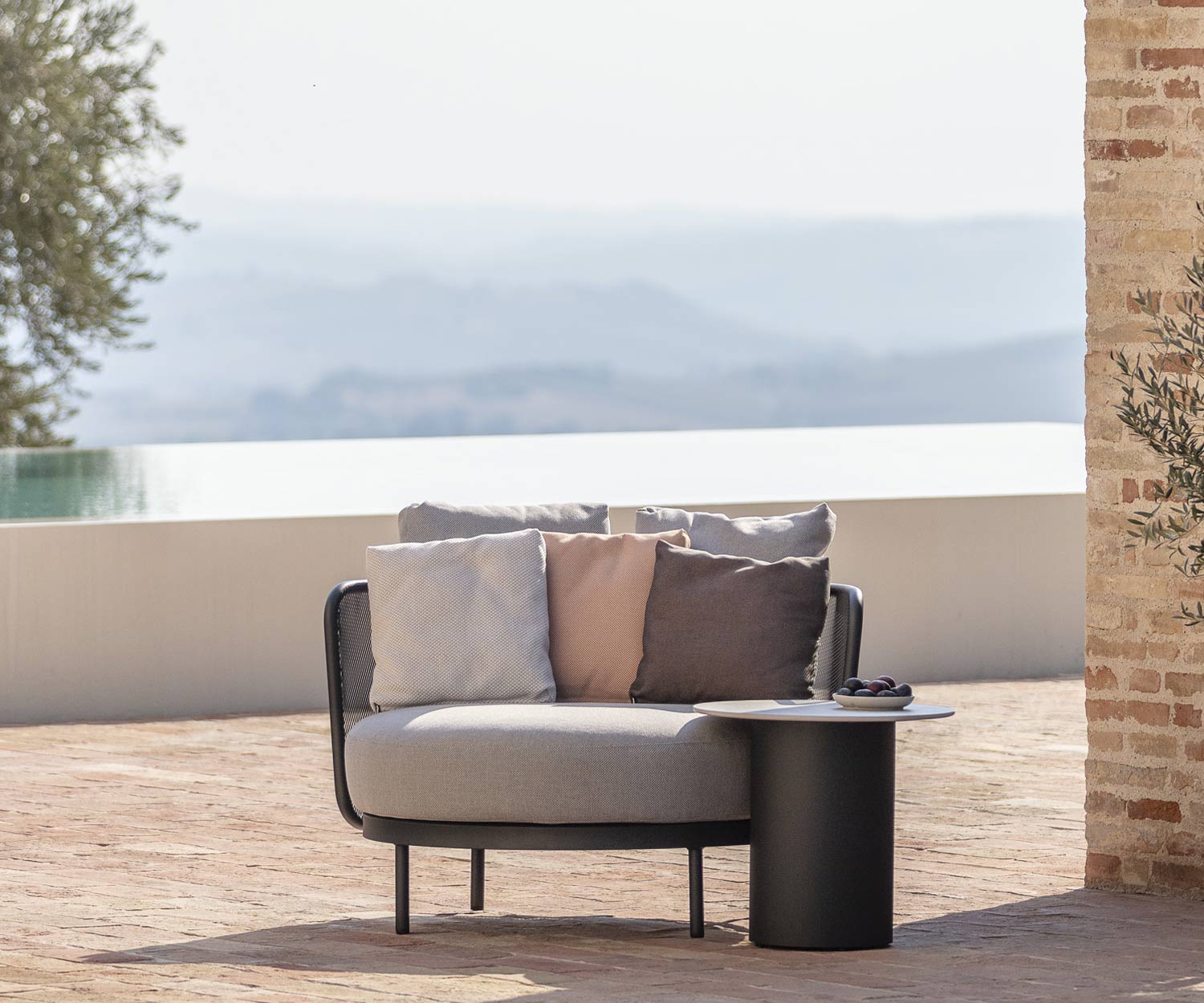 Todus Branta tuintafel samen met Baza ronde loungestoel Todus Branta tuintafel samen met Baza ronde loungestoel