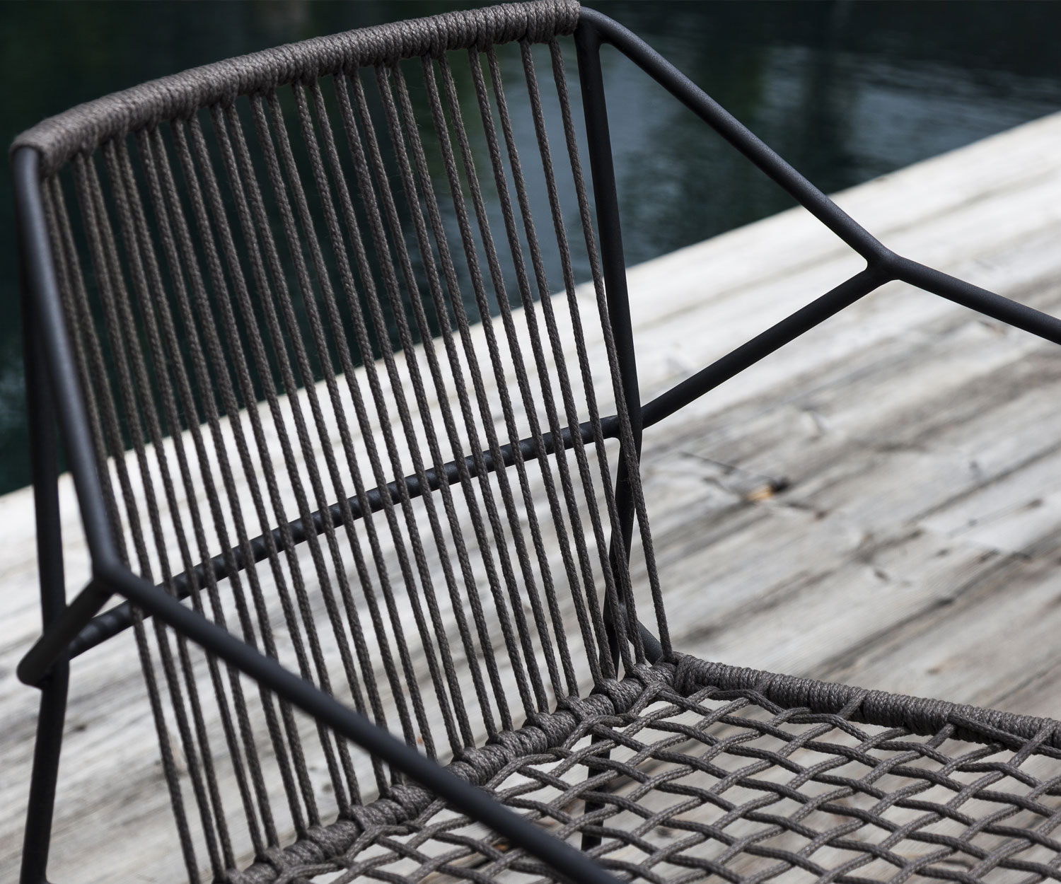 Moderne Oasiq Sandur koord design fauteuil met antraciet roestvrijstalen frame Moderne Oasiq Sandur koord design fauteuil met antraciet roestvrijstalen frame