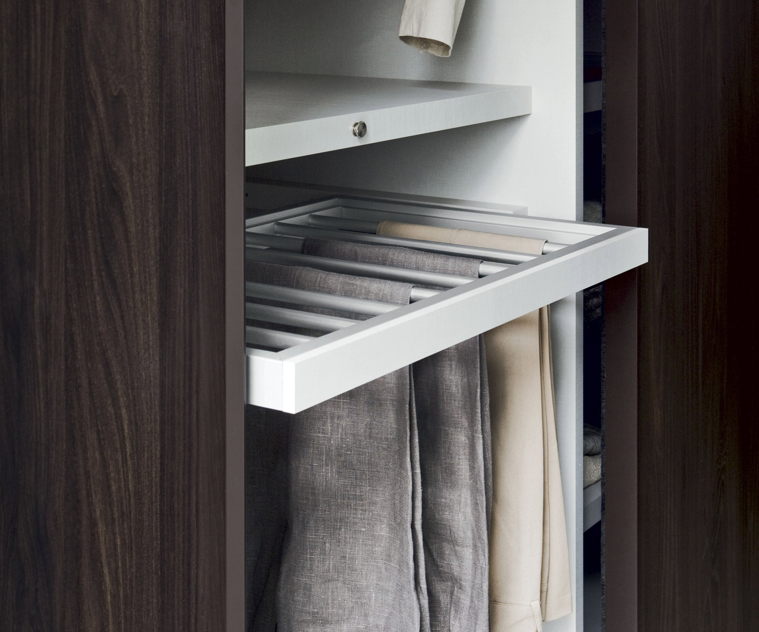 Armadi uittrekbaar broekenrek als accessoire voor Novamobili garderobekasten Armadi uittrekbaar broekenrek als accessoire voor Novamobili garderobekasten