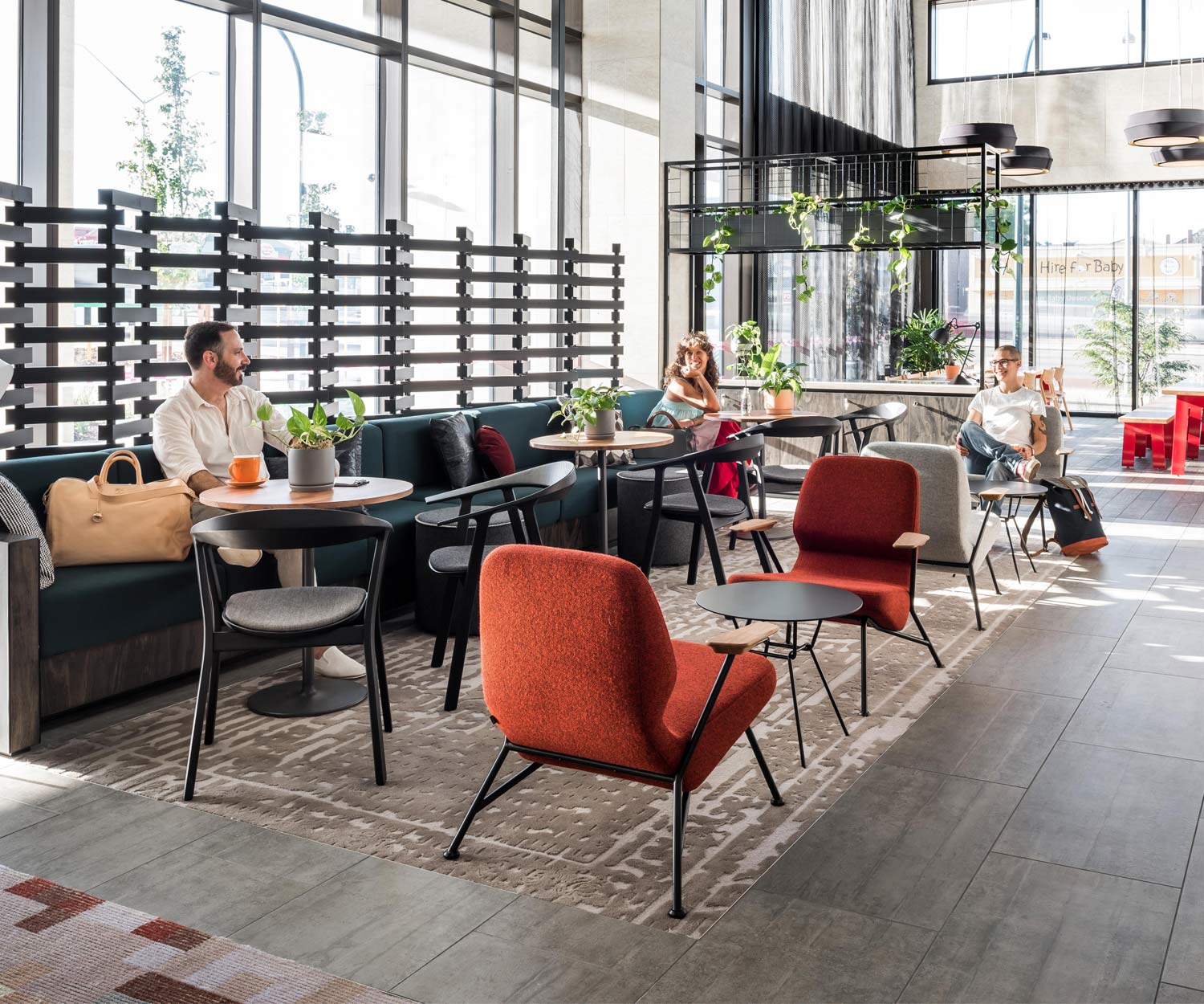 Moderne Prostoria Design fauteuil Oblique in rood in een bar Moderne Prostoria Design fauteuil Oblique in rood in een bar