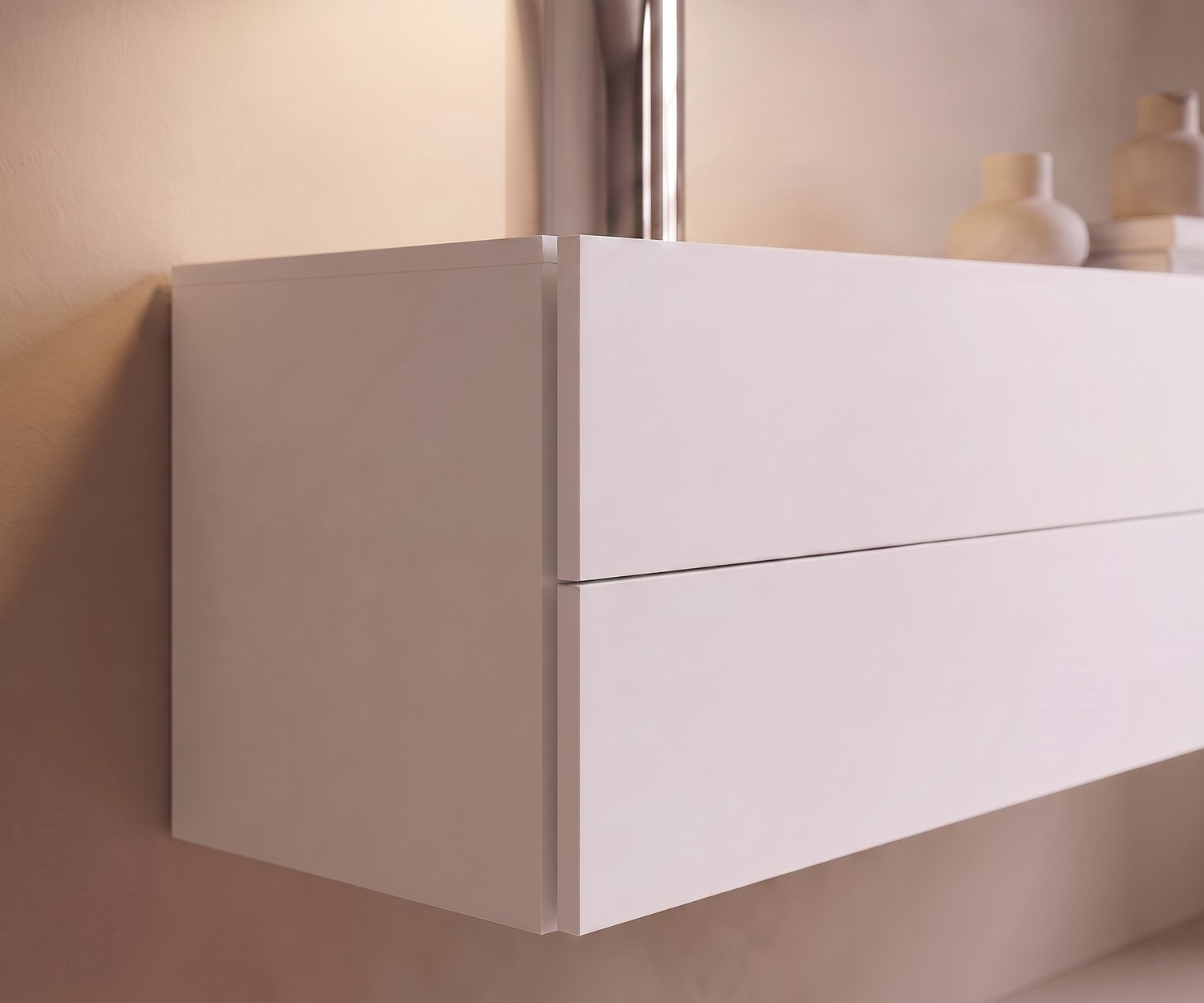 Hangende ladekast Easy van Novamobili voor de slaapkamer in mat wit, modern greeploos design met twee laden.