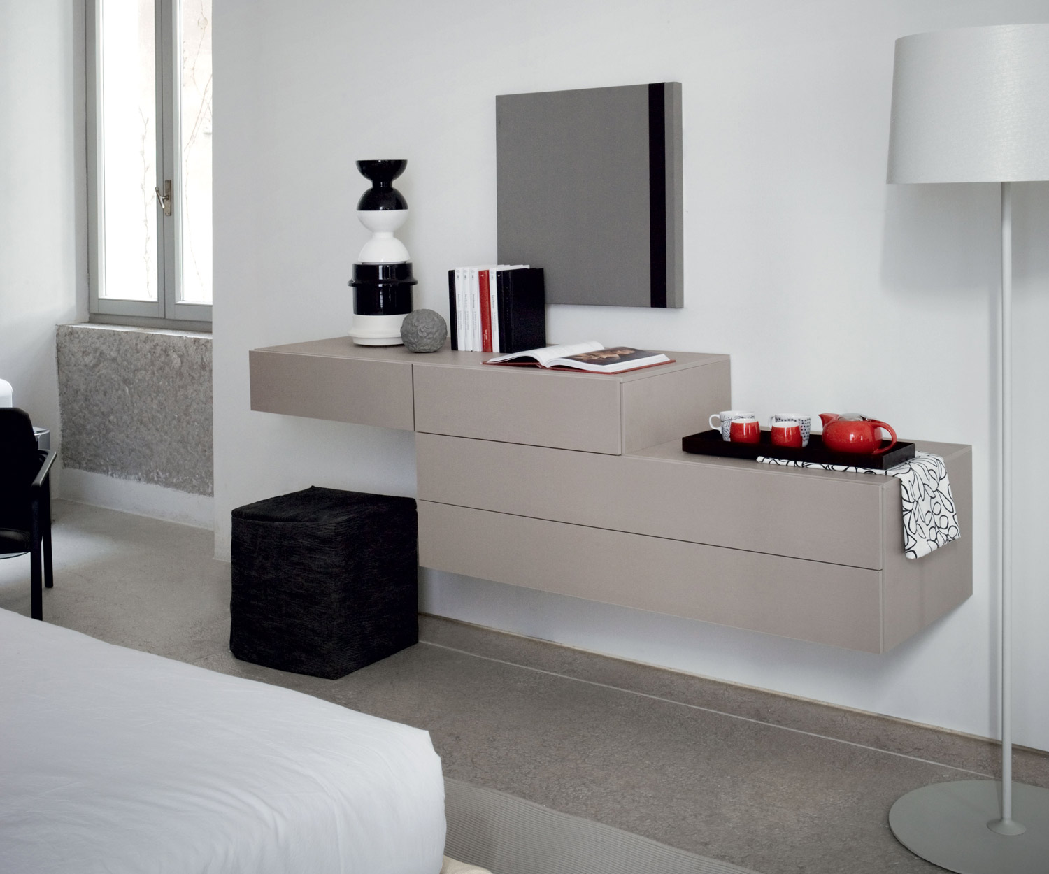 Easy 2 wandkast beige mat gecombineerd met Easy 1 nachtkastje Easy 2 wandkast beige mat gecombineerd met Easy 1 nachtkastje