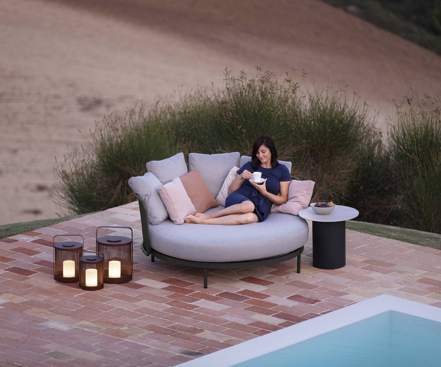 Sfeer in de vroege avond met terraslicht op het Baza Rond Dagbed Sfeer in de vroege avond met terraslicht op het Baza Rond Dagbed