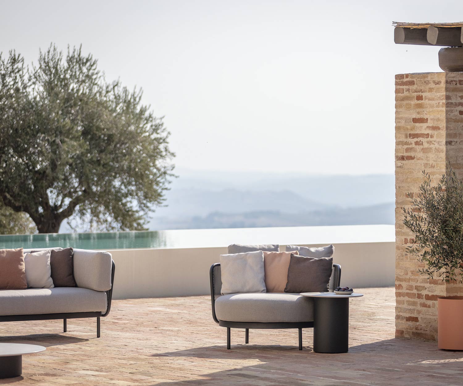 Modern Todus Baza Round Designer Lounge met grijze hoes Modern Todus Baza Round Designer Lounge met grijze hoes