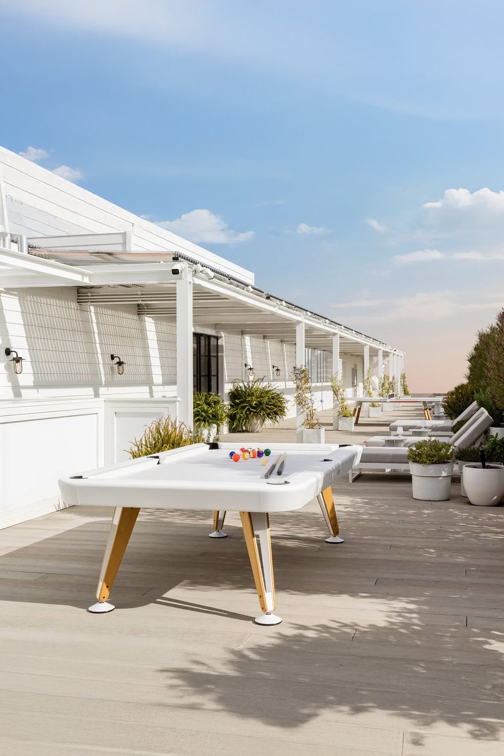 stijlvolle-outdoor-biljarttafel-op-lang-terras