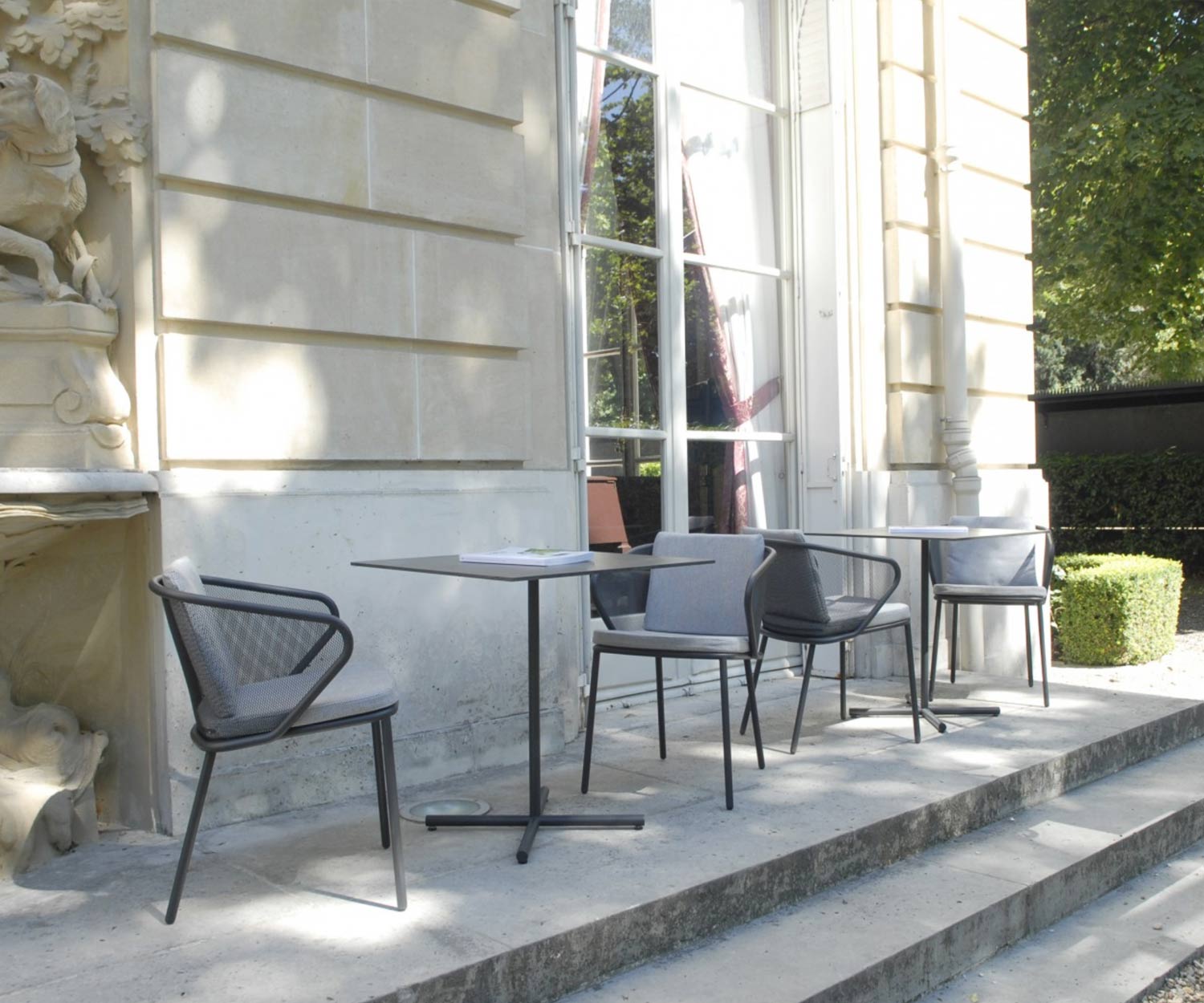 Hoge kwaliteit Todus Condor design bistrotafel op een terras Hoge kwaliteit Todus Condor design bistrotafel op een terras