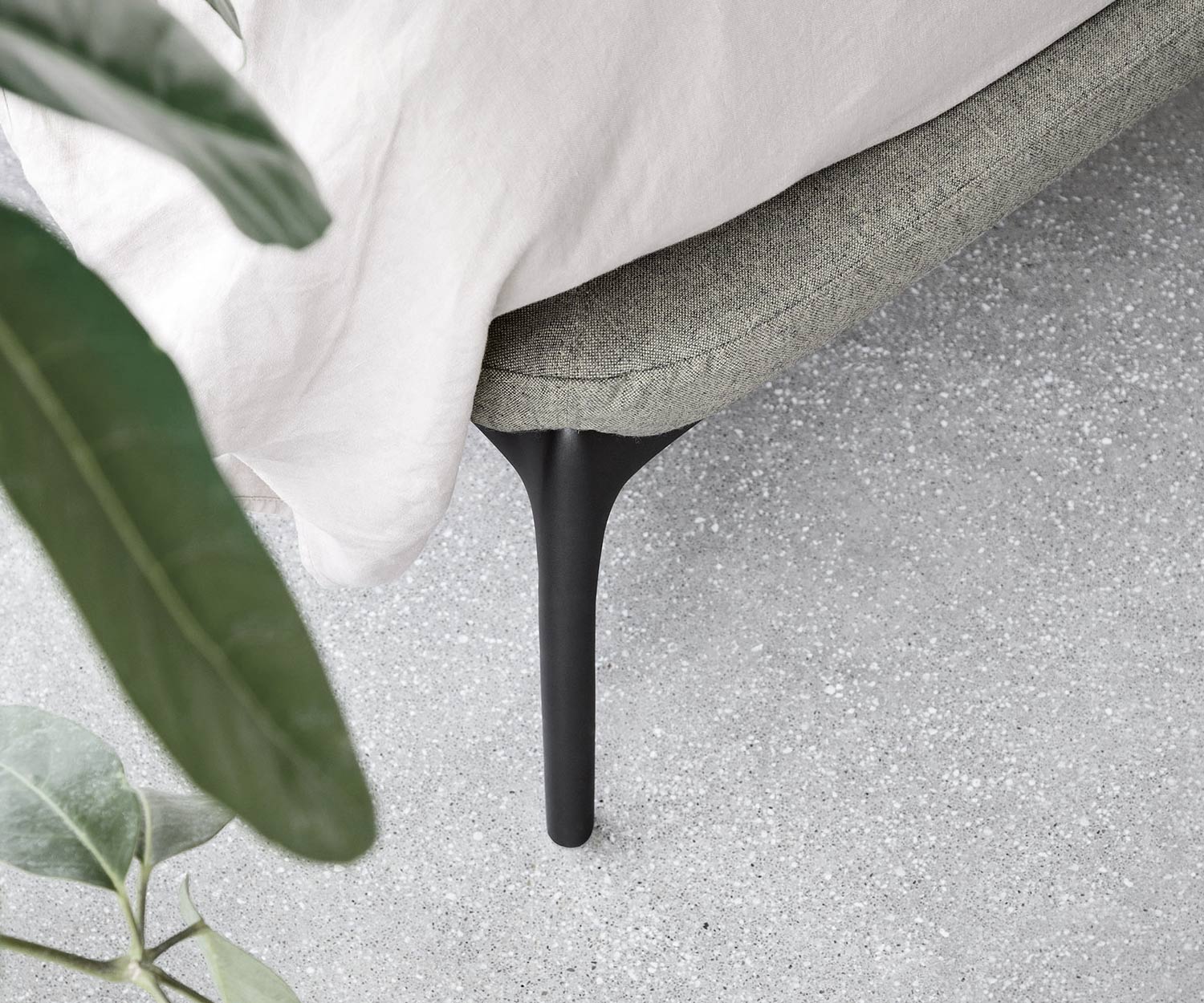 Detail van de smalle metalen poten van het Velvet bed van Novamobili Detail van de smalle metalen poten van het Velvet bed van Novamobili