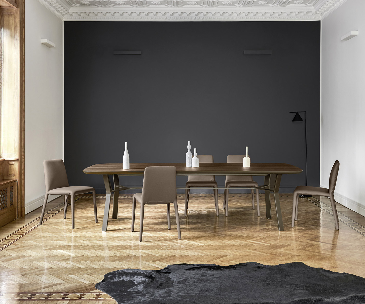 Exclusieve Livitalia IJzeren eettafel rechthoekig tafelblad metalen frame met eetkamerstoelen Exclusieve Livitalia IJzeren eettafel rechthoekig tafelblad metalen frame met eetkamerstoelen
