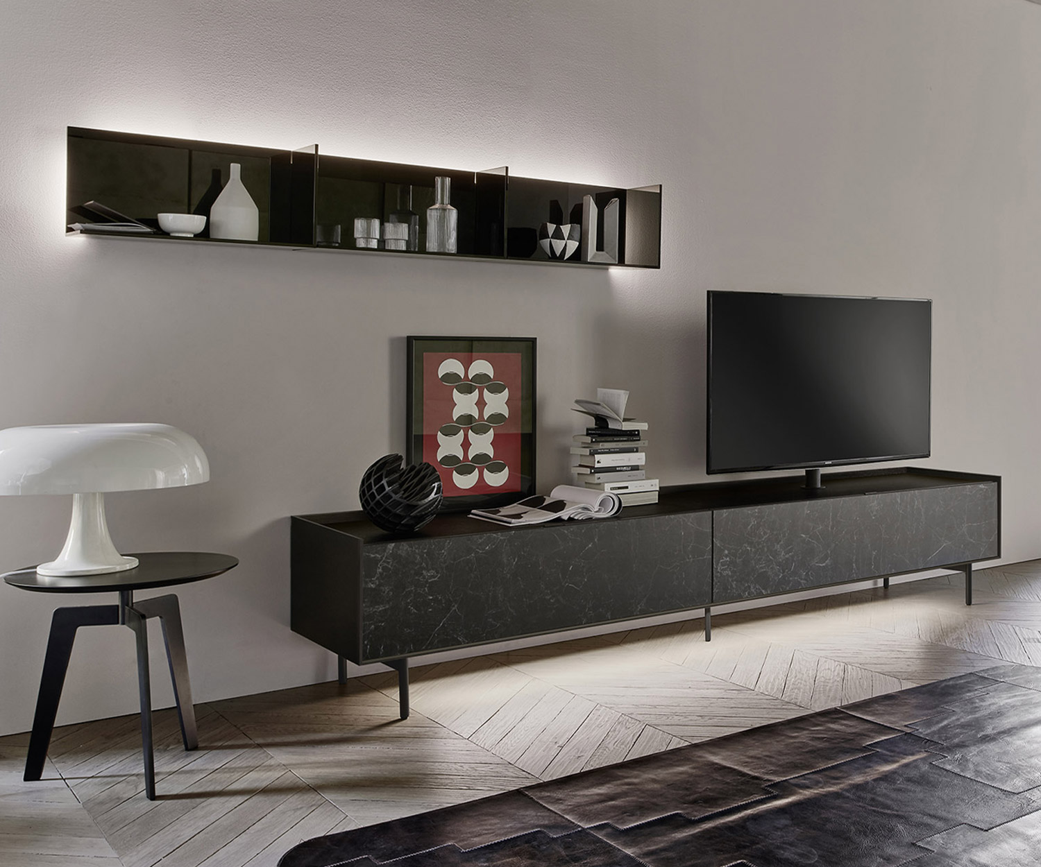 Verlichte glazen plank van Livitalia met drie vakken boven een staand design lowboard met TV