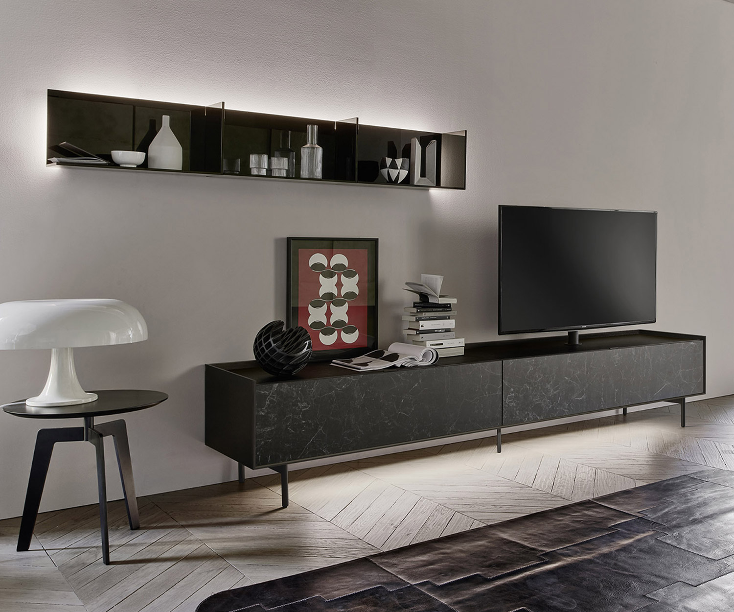 Verlichte glazen plank van Livitalia met drie vakken boven een staand design lowboard met TV Verlichte glazen plank van Livitalia met drie vakken boven een staand design lowboard met TV