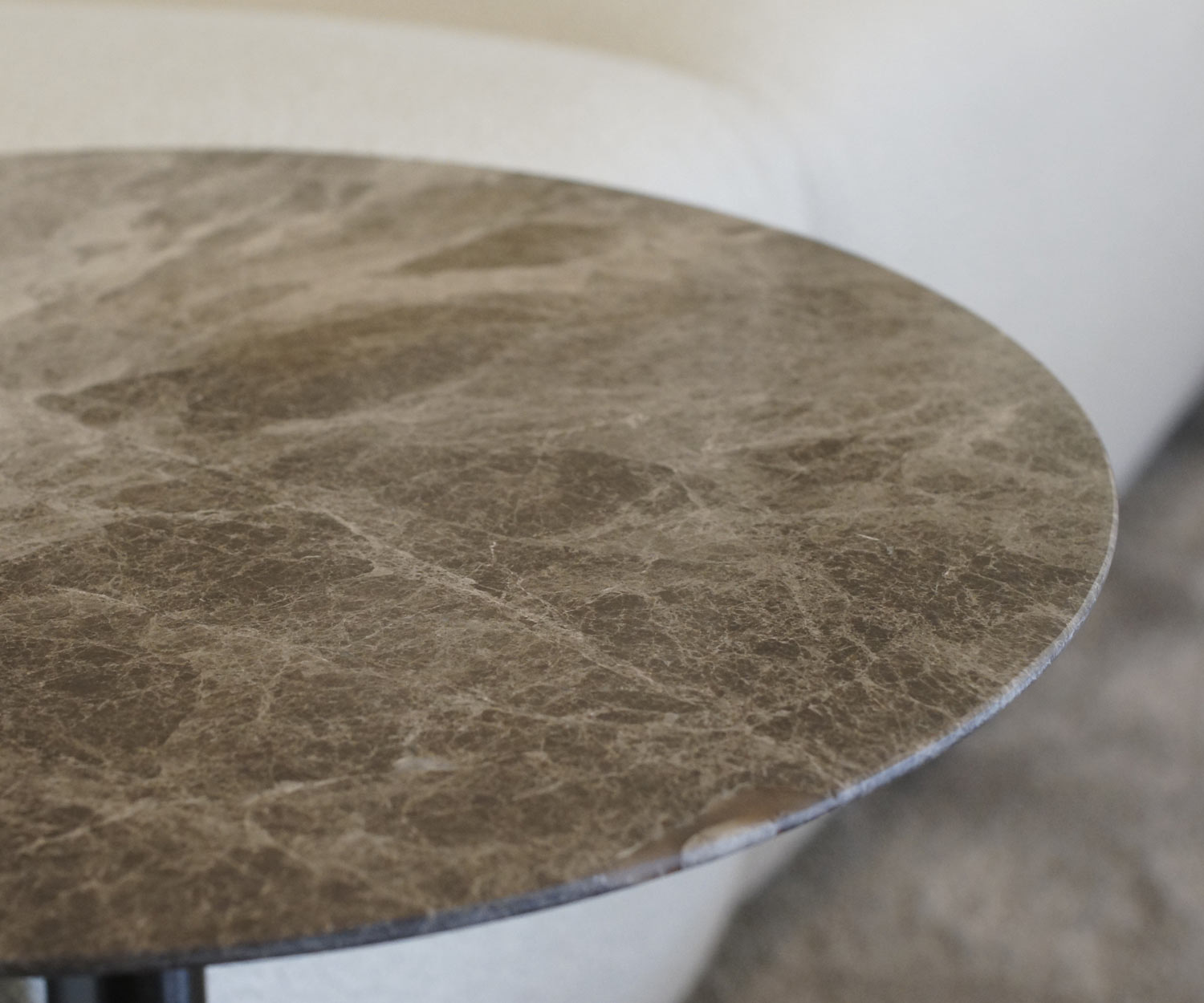 Ronde Marelli Break marmeren salontafel in een ensemble Ronde Marelli Break marmeren salontafel in een ensemble