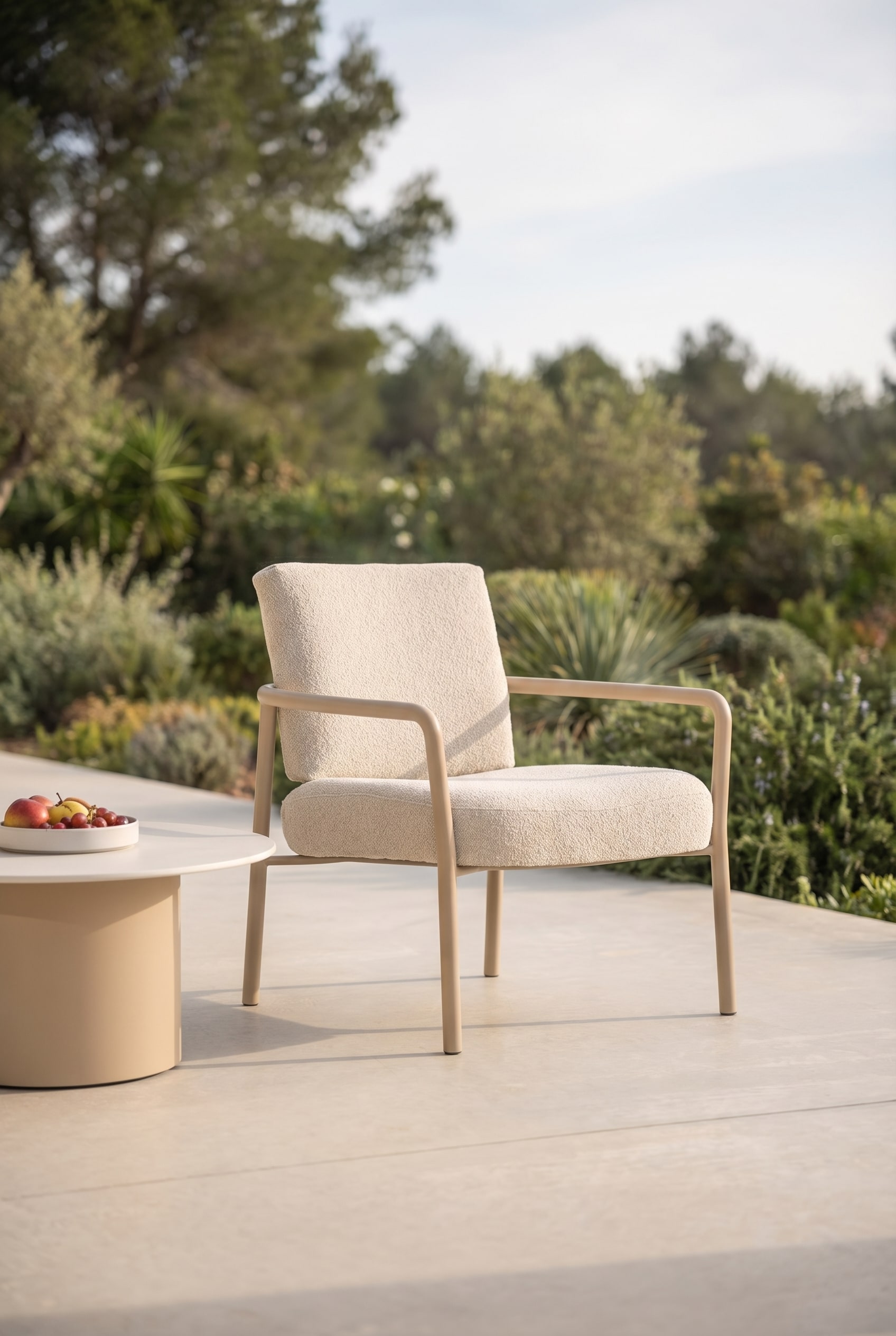 Comfortabele loungestoel voor buiten met zachte boucl&eacute;-stof