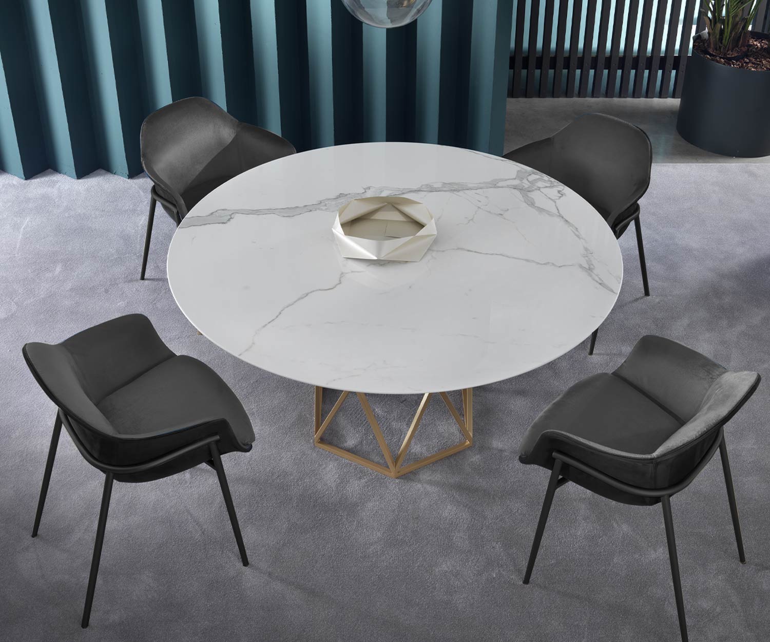 Gezellige fauteuil in de eetkamer met marmeren tafel opgesteld als een ensemble van 4
