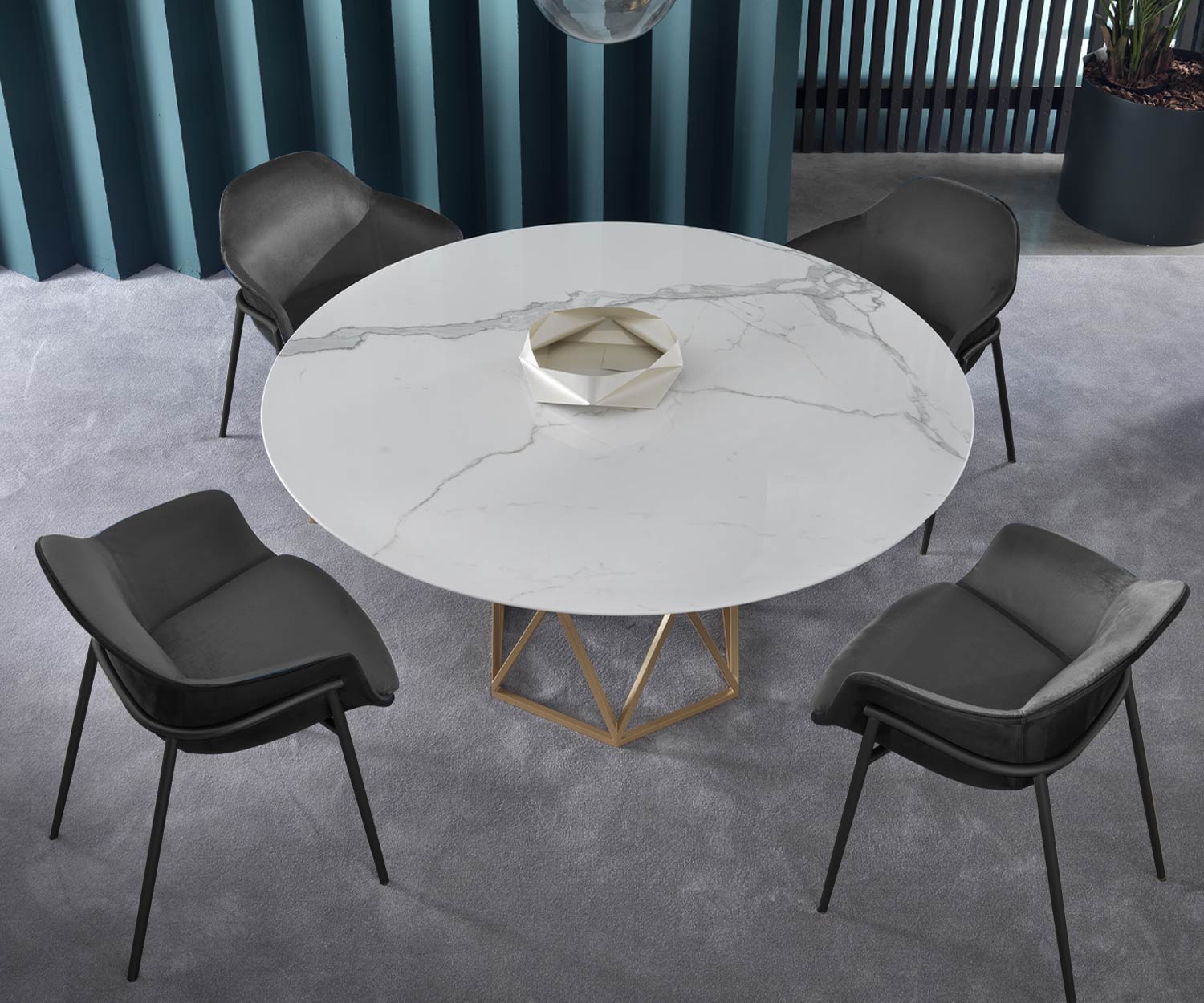 Gezellige fauteuil in de eetkamer met marmeren tafel opgesteld als een ensemble van 4 Gezellige fauteuil in de eetkamer met marmeren tafel opgesteld als een ensemble van 4