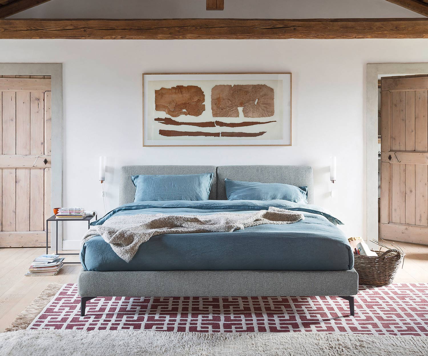 Margot design bed van Novamobili in de oudbouw slaapkamer met grijze stoffen bekleding