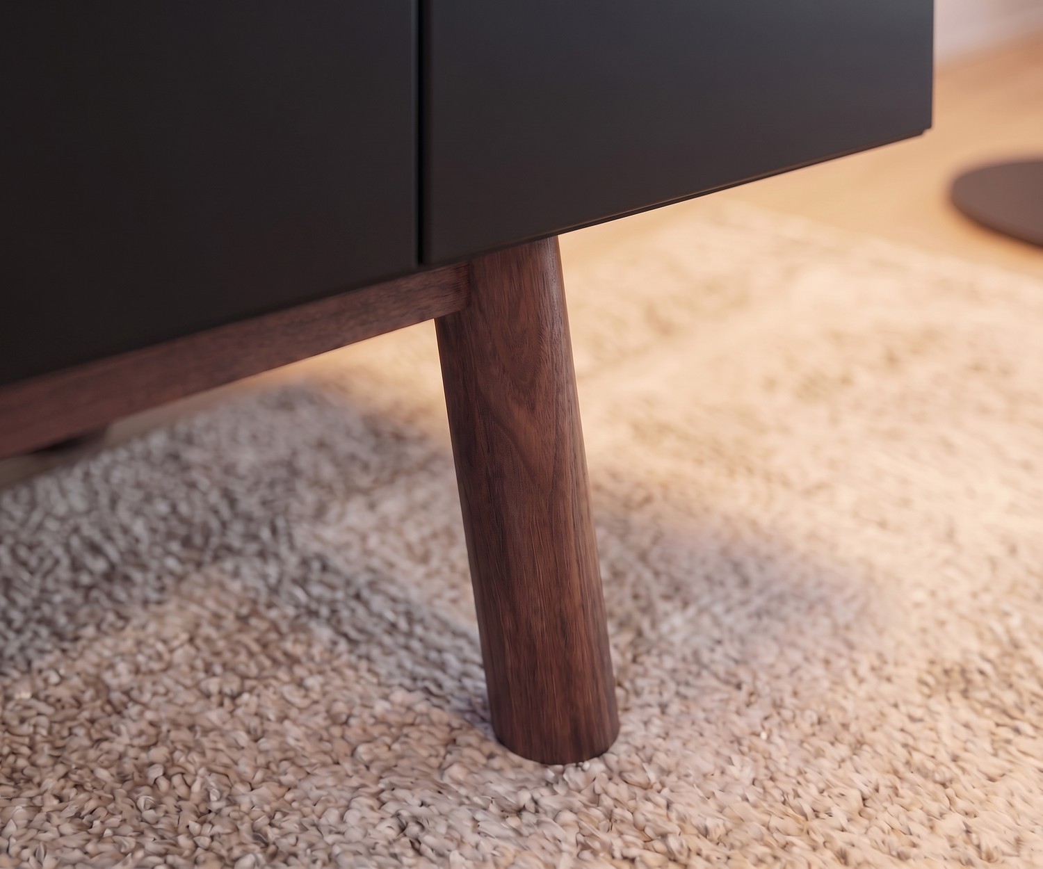 al2 design dressoir MOS-I-KO 003 B met houten poten al2 design dressoir MOS-I-KO 003 B voor de woonkamer, detail van de massief houten poot en donkere matte kast op een tapijt.