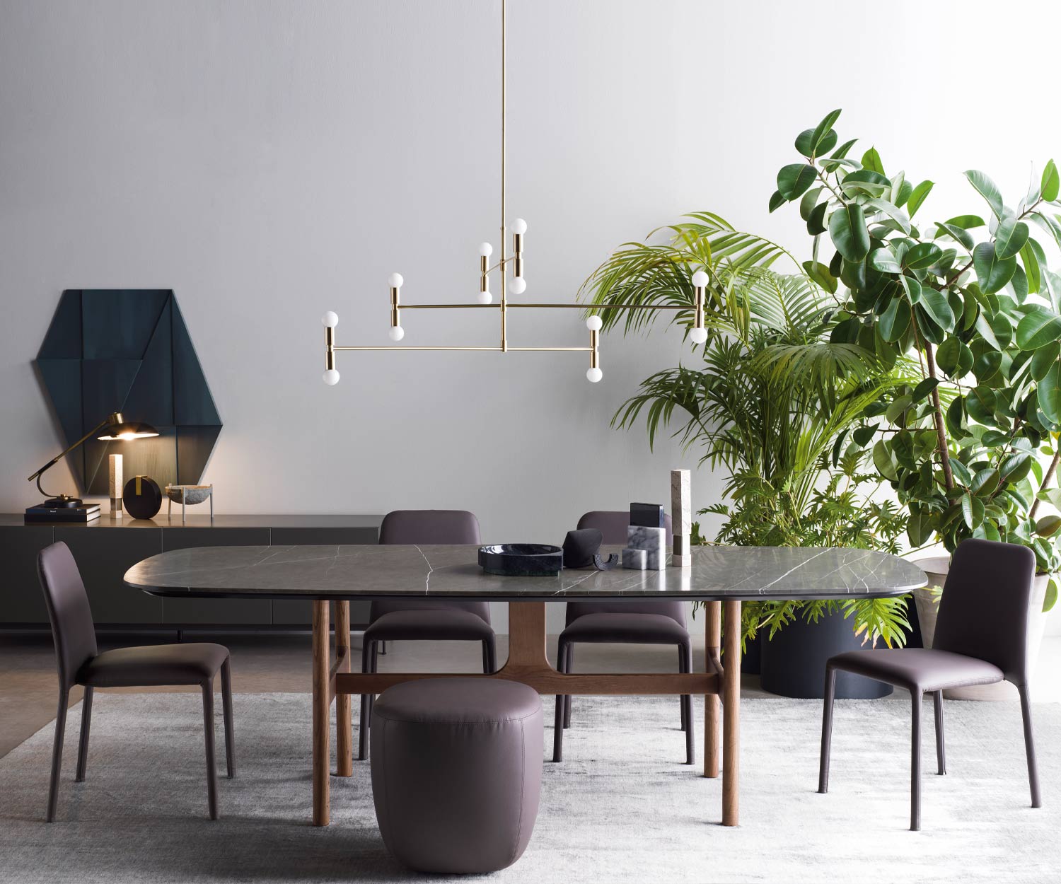 Donker marmeren Torii tafel in de eetkamer met stoelen Donker marmeren Torii tafel in de eetkamer met stoelen