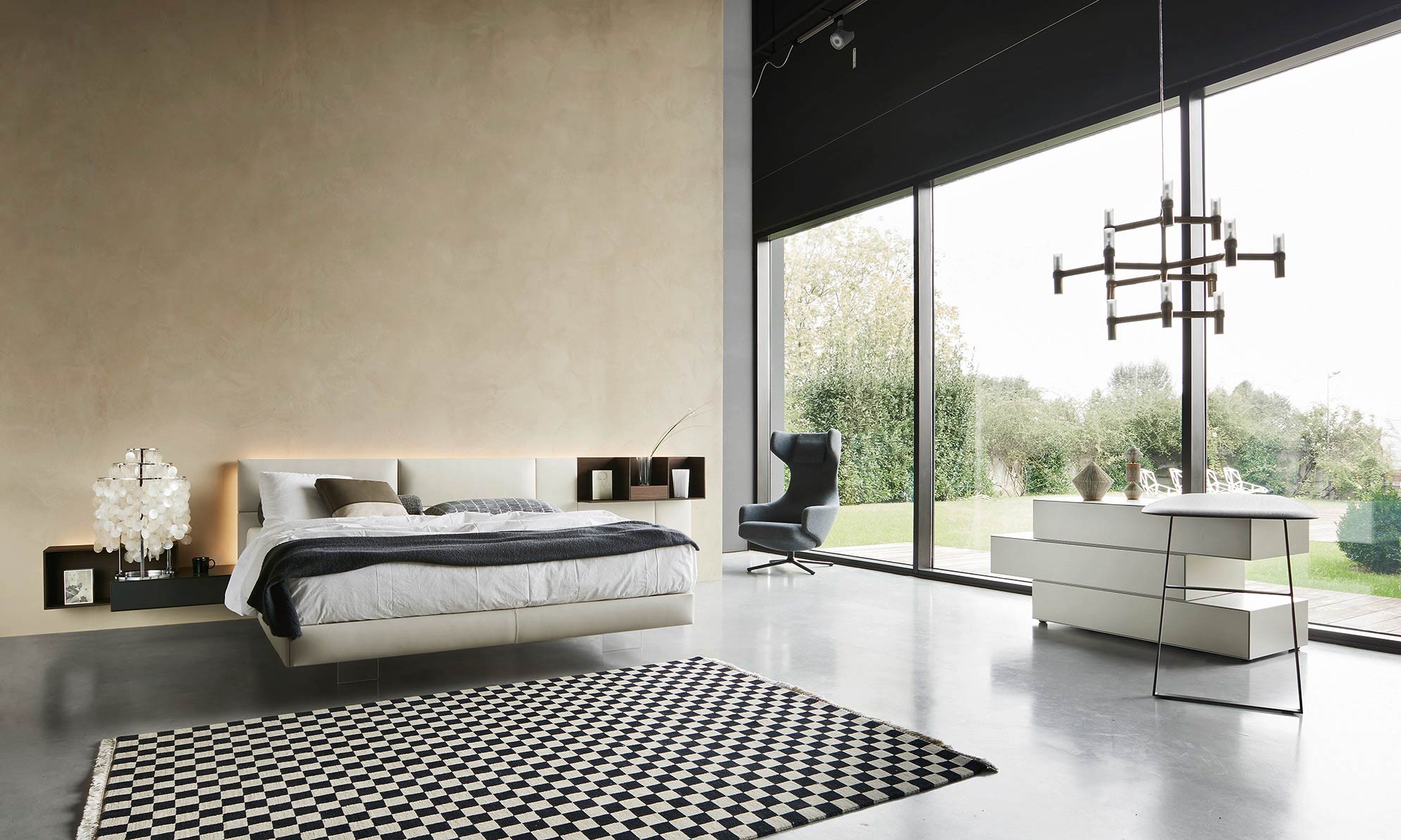 Zwevend leren bed met glazen voet