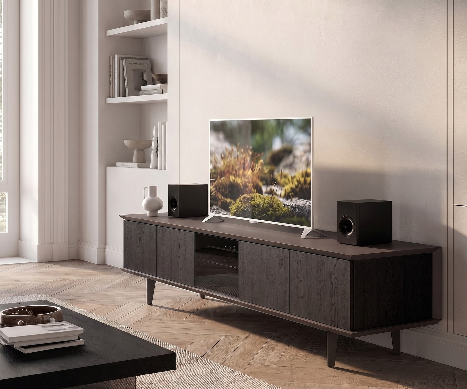 Ozzio Brera TV Media Lowboard Dressoir Ozzio Brera TV lowboard dressoir van donker eikenhout in een moderne woonkamer met visgraat parketvloer.