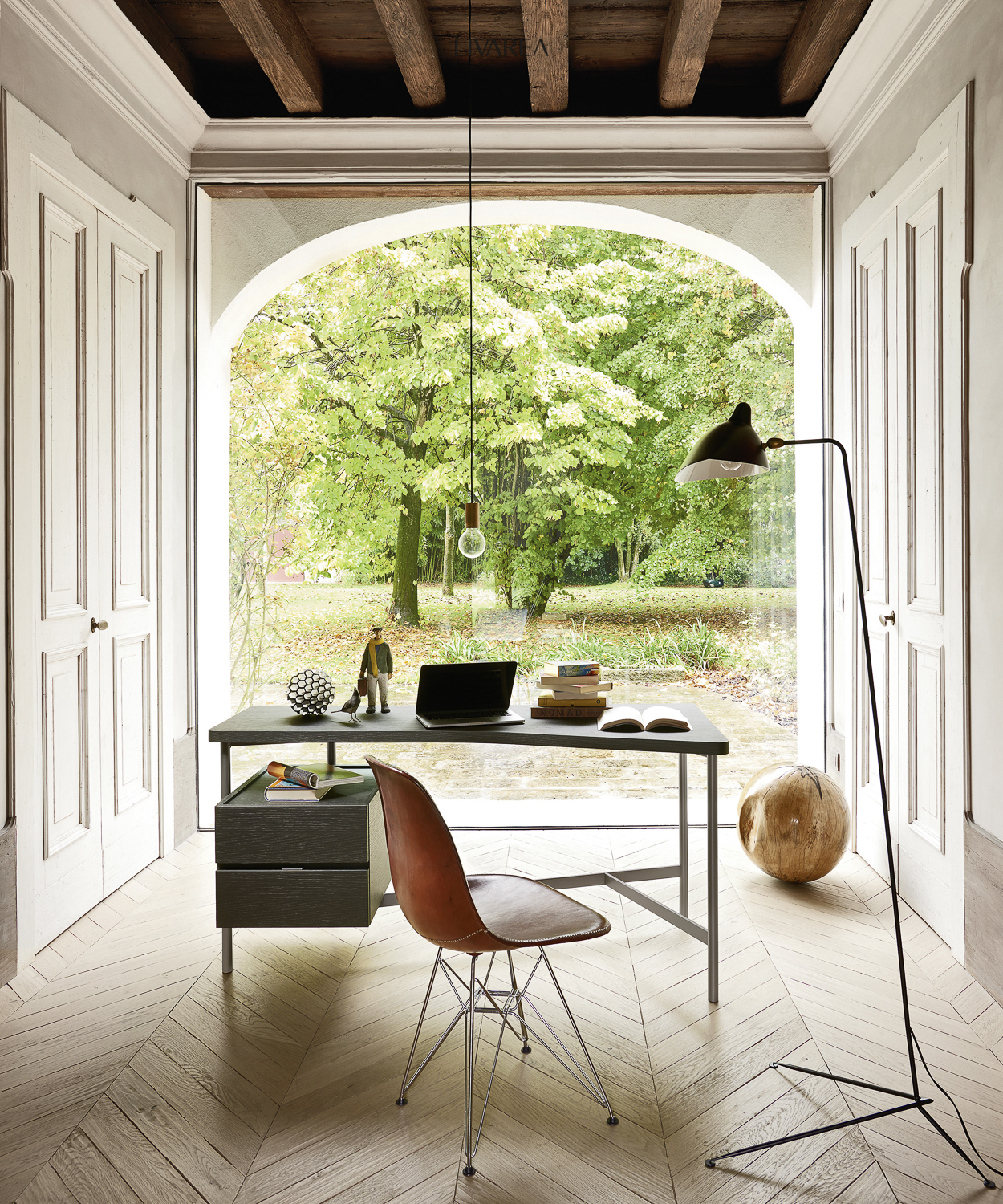 Minimalistische studeerkamer met bureau en gestoffeerde stoel Minimalistische studeerkamer met bureau en gestoffeerde stoel