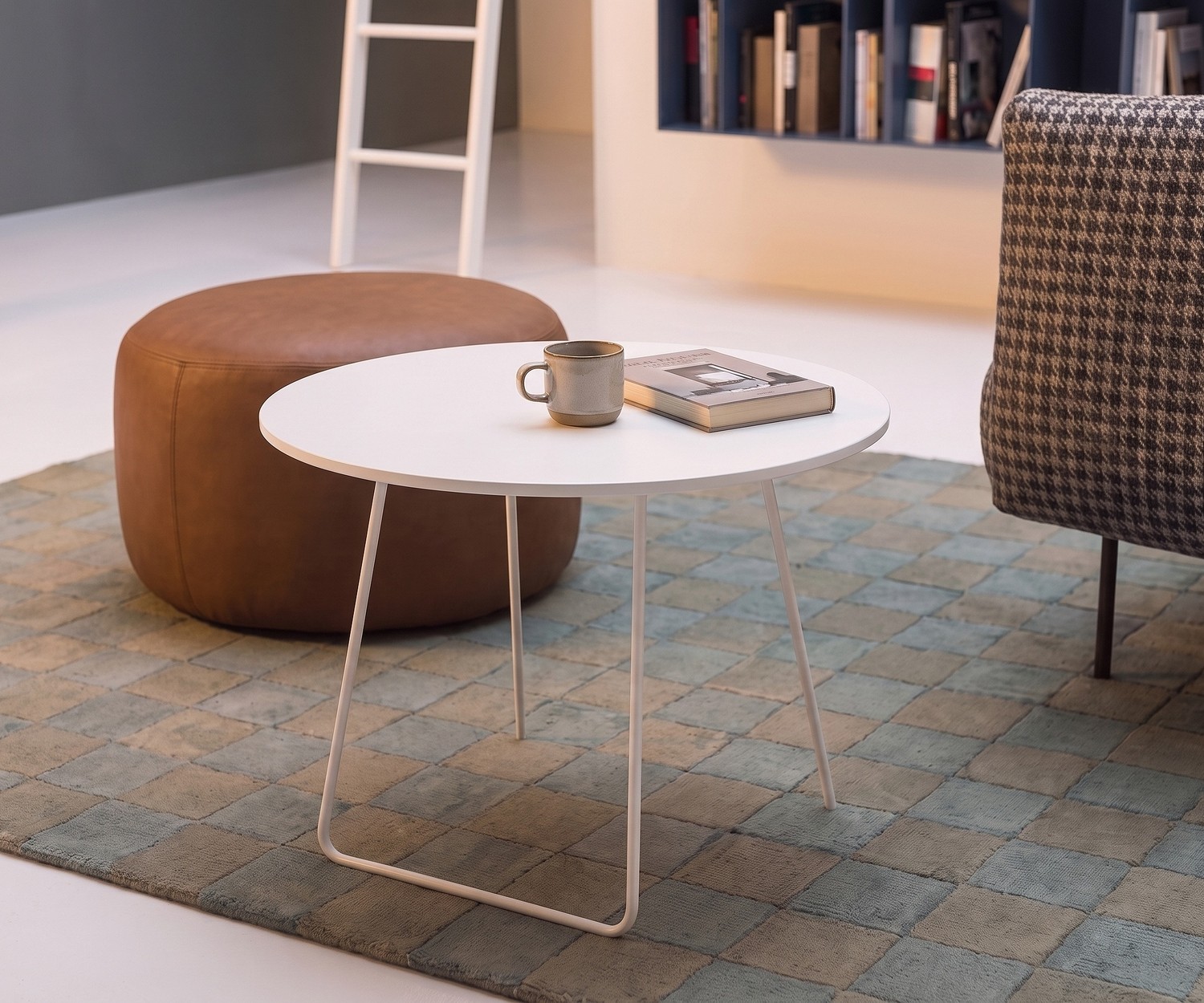 Novamobili Orbis salontafel in het wit Novamobili Orbis salontafel bijzetter in moderne woonkamer met rond wit tafelblad en een minimalistisch metalen onderstel