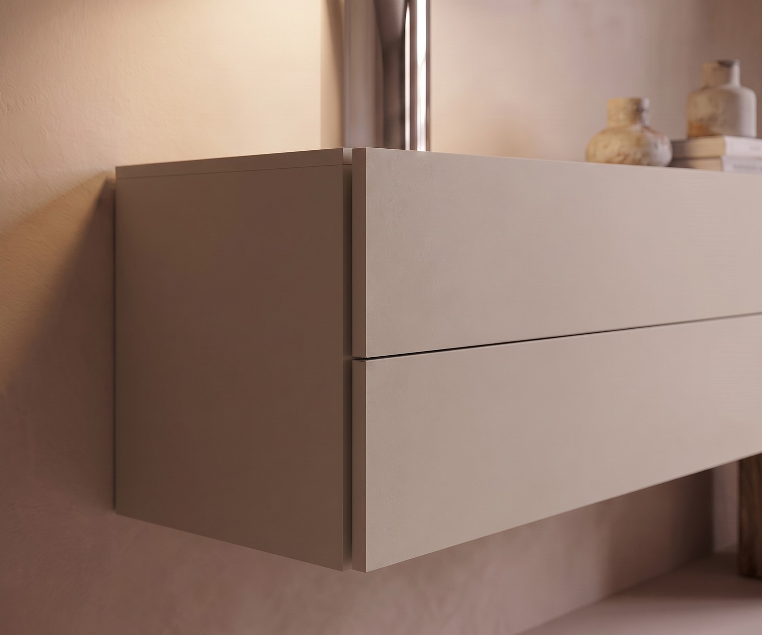 Hangende ladekast Easy van Novamobili voor de slaapkamer. Zwevend dressoir in zandbeige met greeploze laden.