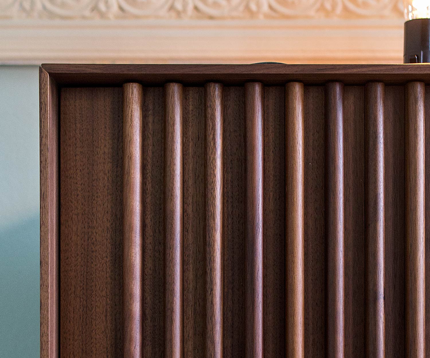 Dressoir met modern design en lattenbodem in walnootfineer Dressoir met modern design en lattenbodem in walnootfineer