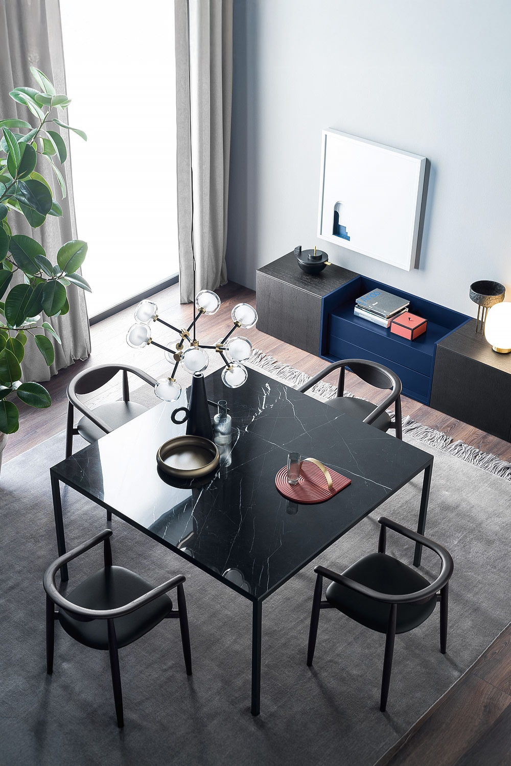 eettafel-eetkamerstoelen-en-wand-sideboard-in-donkere-designs