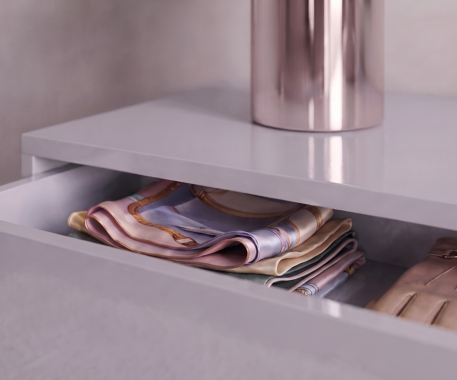 Novamobili Easy zwevende commode in de slaapkamer, lichtgrijs gelakt met open lade voor accessoires zoals sjaals.