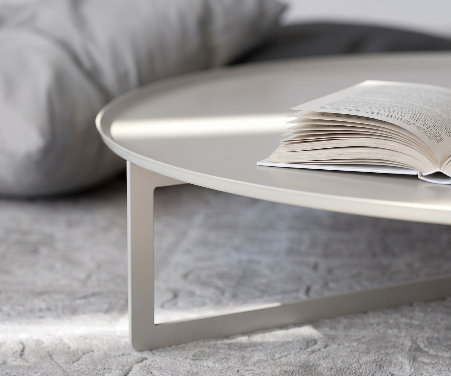 Ronde salontafel Round van MEME Design in een moderne woonkamer. Metalen designtafel bij een beige bank.