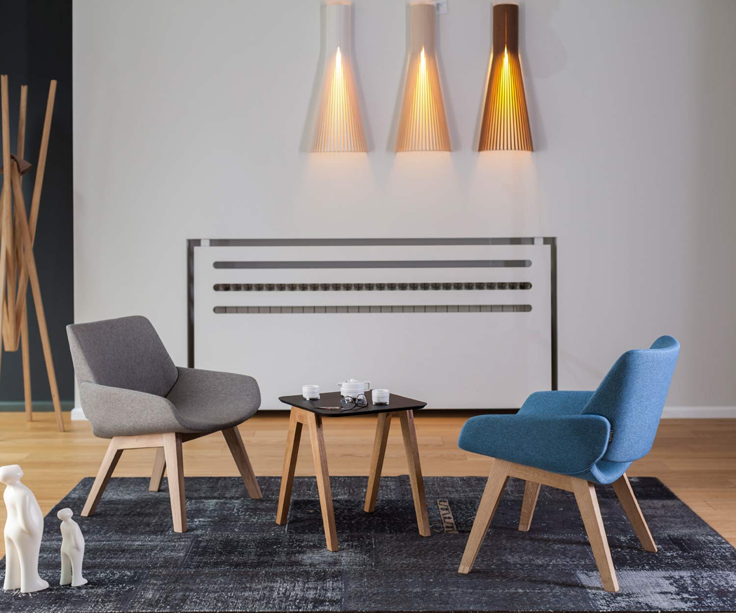 Prostoria Design fauteuil Monk met grijze en blauwe stoffen bekleding Prostoria Design fauteuil Monk met grijze en blauwe stoffen bekleding