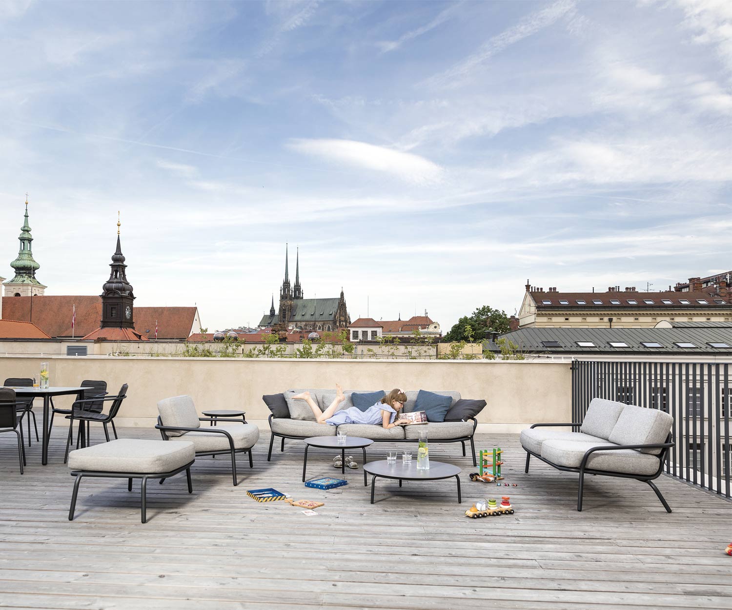 Moderne Todus Starling design loungestoel op een dakterras