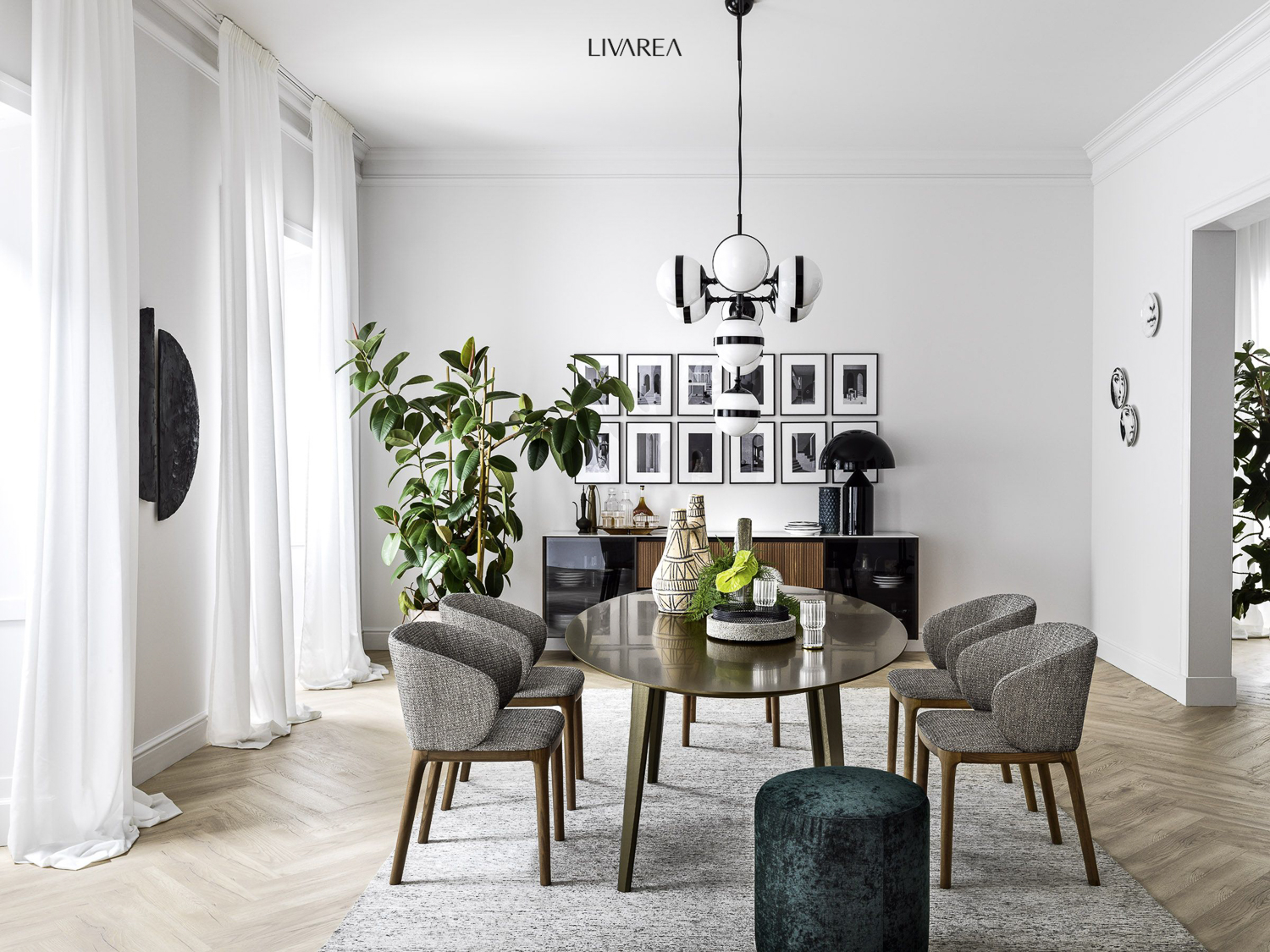 Elegante woonkamer met salontafels voor een bankgroep en een eethoek Elegante woonkamer met salontafels voor een bankgroep en een eethoek