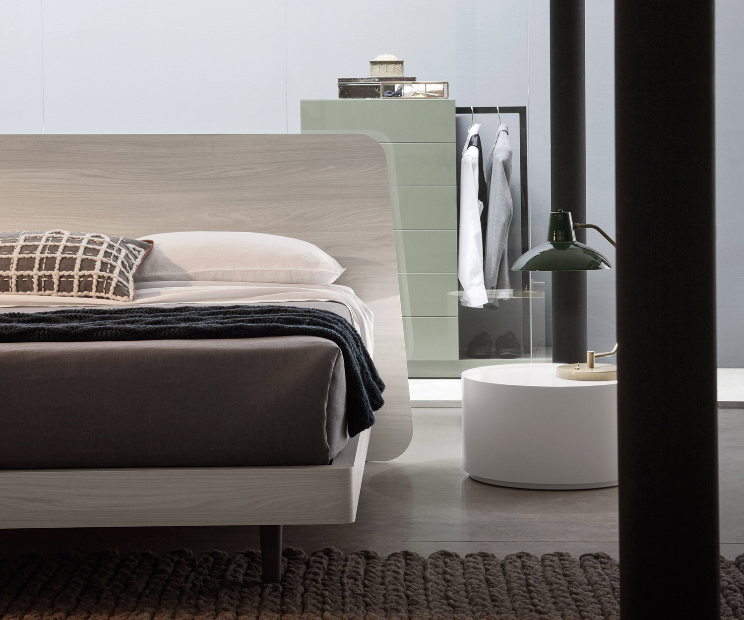 Novamobili Easy 6 hoge ladekast met kleerkast bosgroen mat en bedlaken Novamobili Easy 6 hoge ladekast met kleerkast bosgroen mat en bedlaken