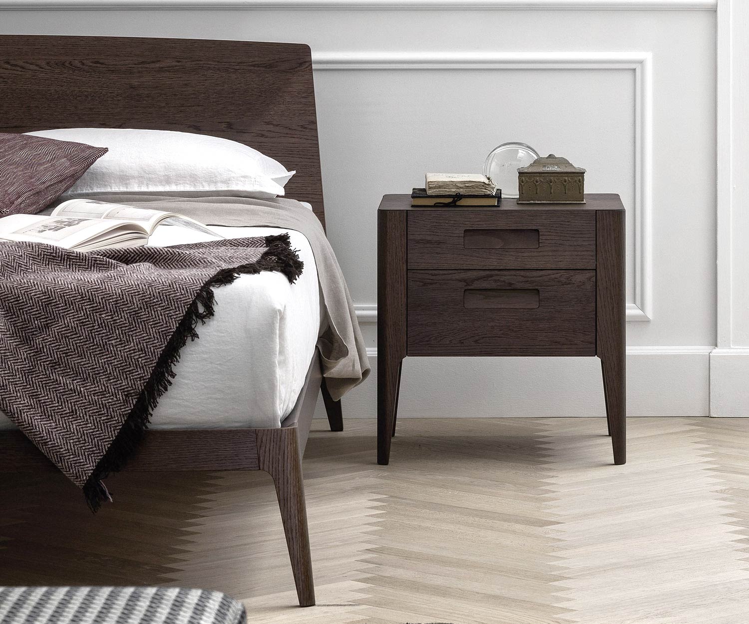 Modern donker design houten bed met nachtkastje in de slaapkamer