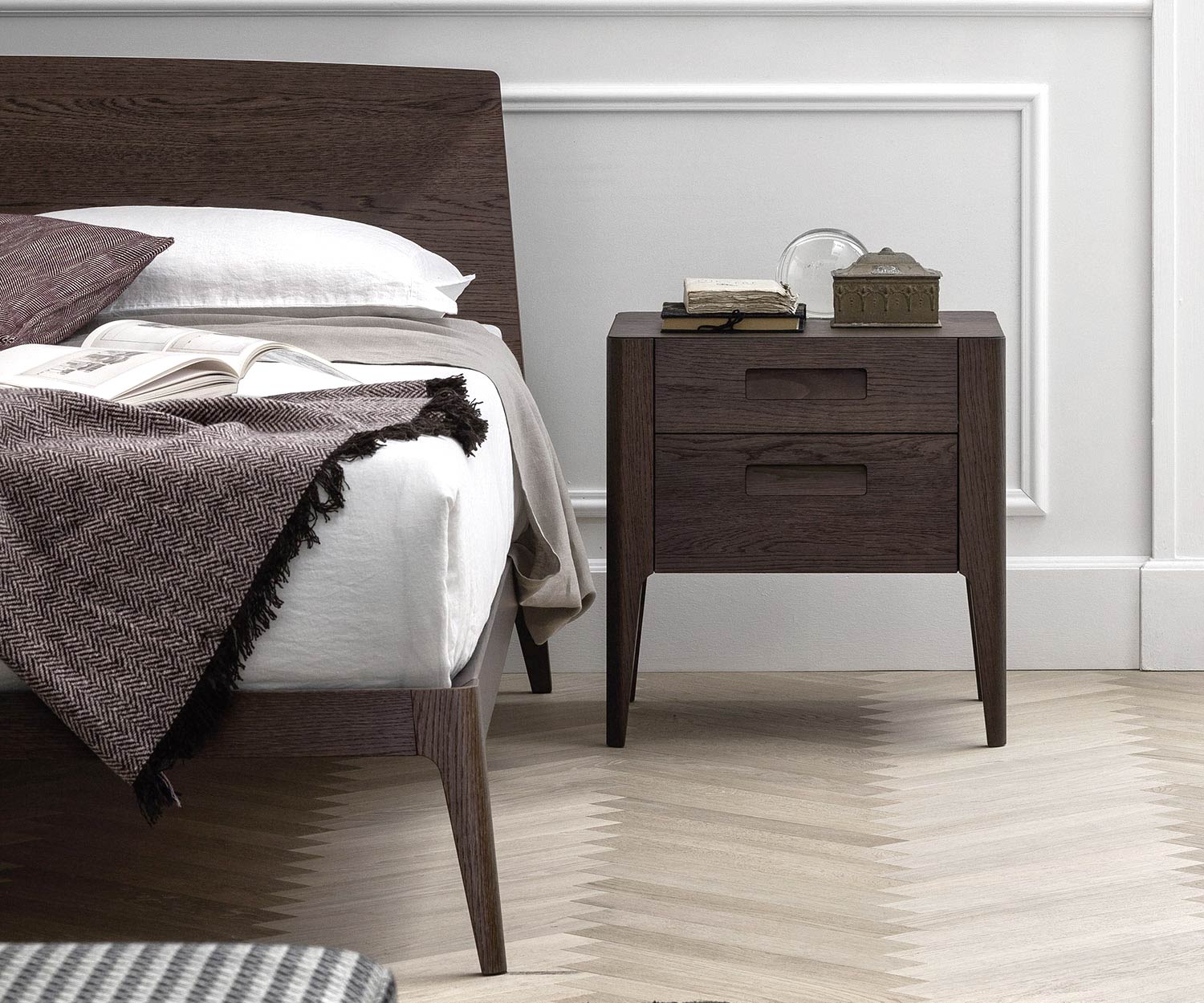 Modern donker design houten bed met nachtkastje in de slaapkamer Modern donker design houten bed met nachtkastje in de slaapkamer