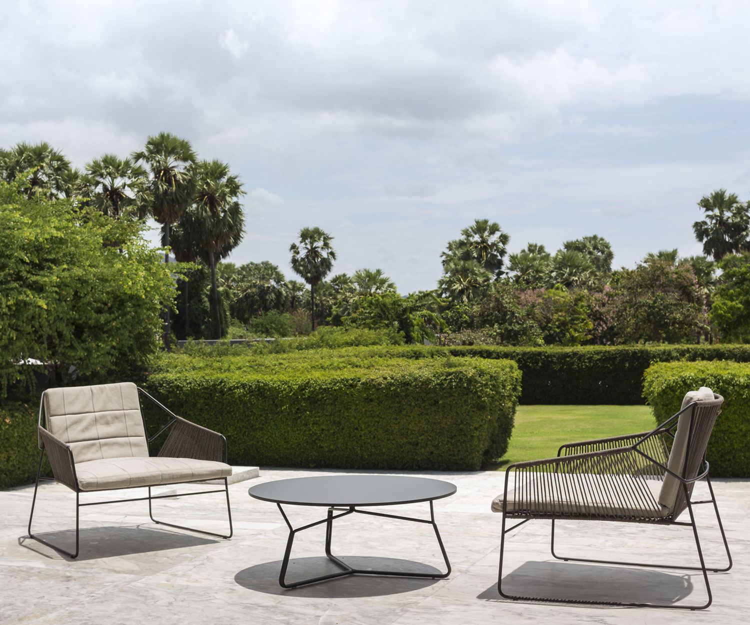 Exclusieve Oasiq Schnur design fauteuil op het zomerse tuinterras Exclusieve Oasiq Schnur design fauteuil op het zomerse tuinterras