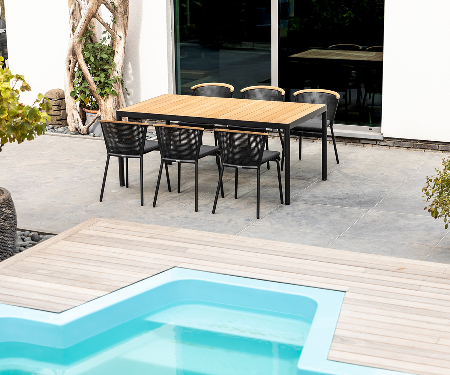 Weerbestendige Oasiq Riad design tuintafel op terras bij zwembad Weerbestendige Oasiq Riad design tuintafel op terras bij zwembad