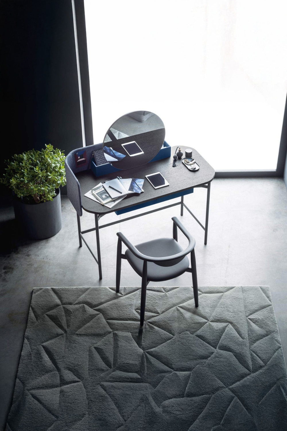 compacte-schrijfplek-met-filigraan-bureau-en-stoel-in-modern-design