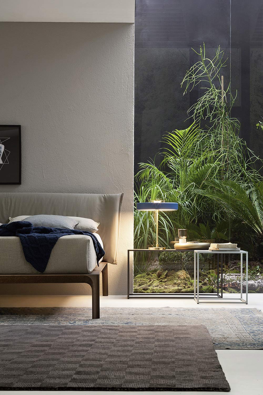 Luxe design slaapkamer met natuurlijk glas