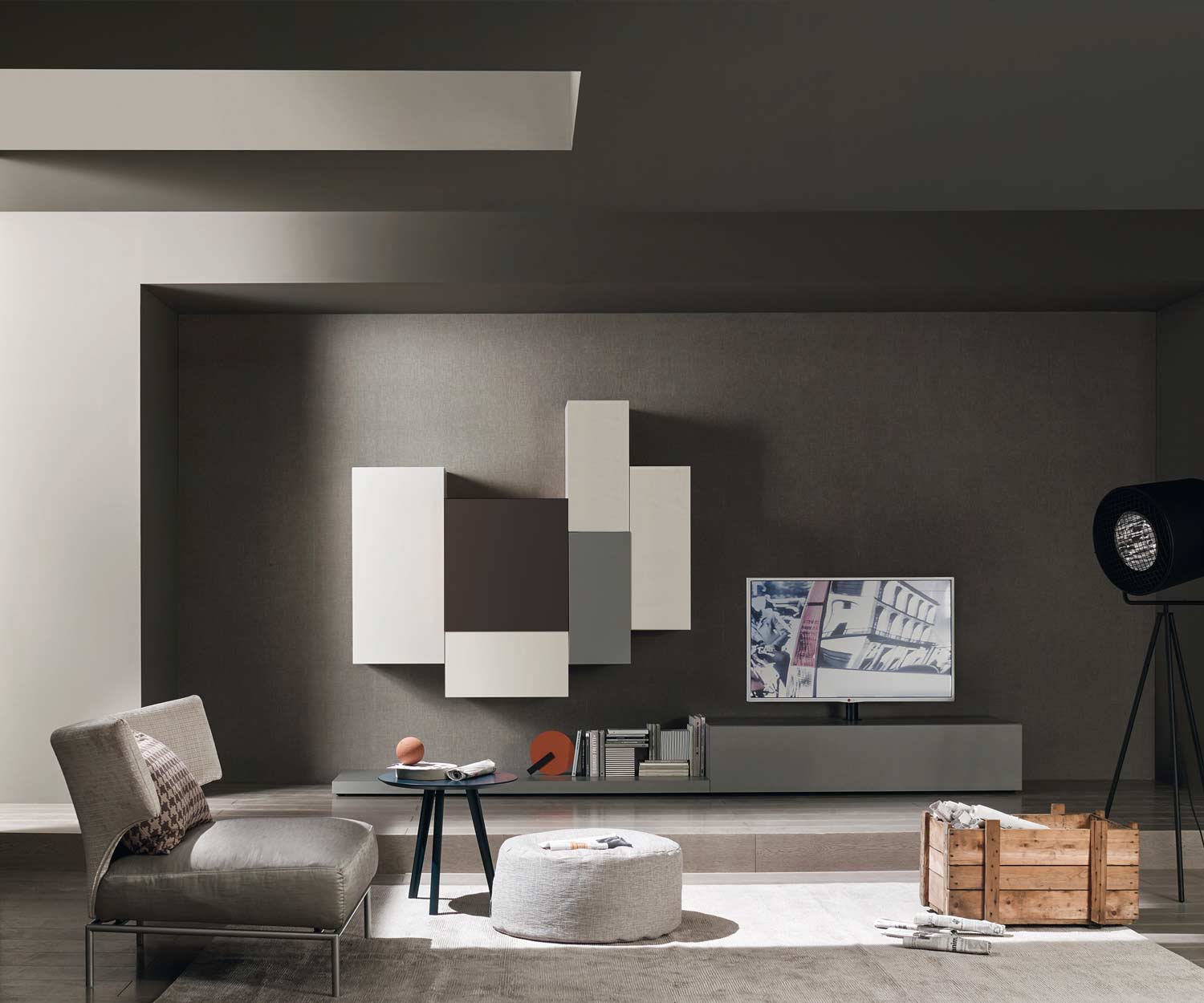 Moderne woonkamer inrichten bovenkasten grijs in verschillende hoogtes Moderne woonkamer inrichten bovenkasten grijs in verschillende hoogtes