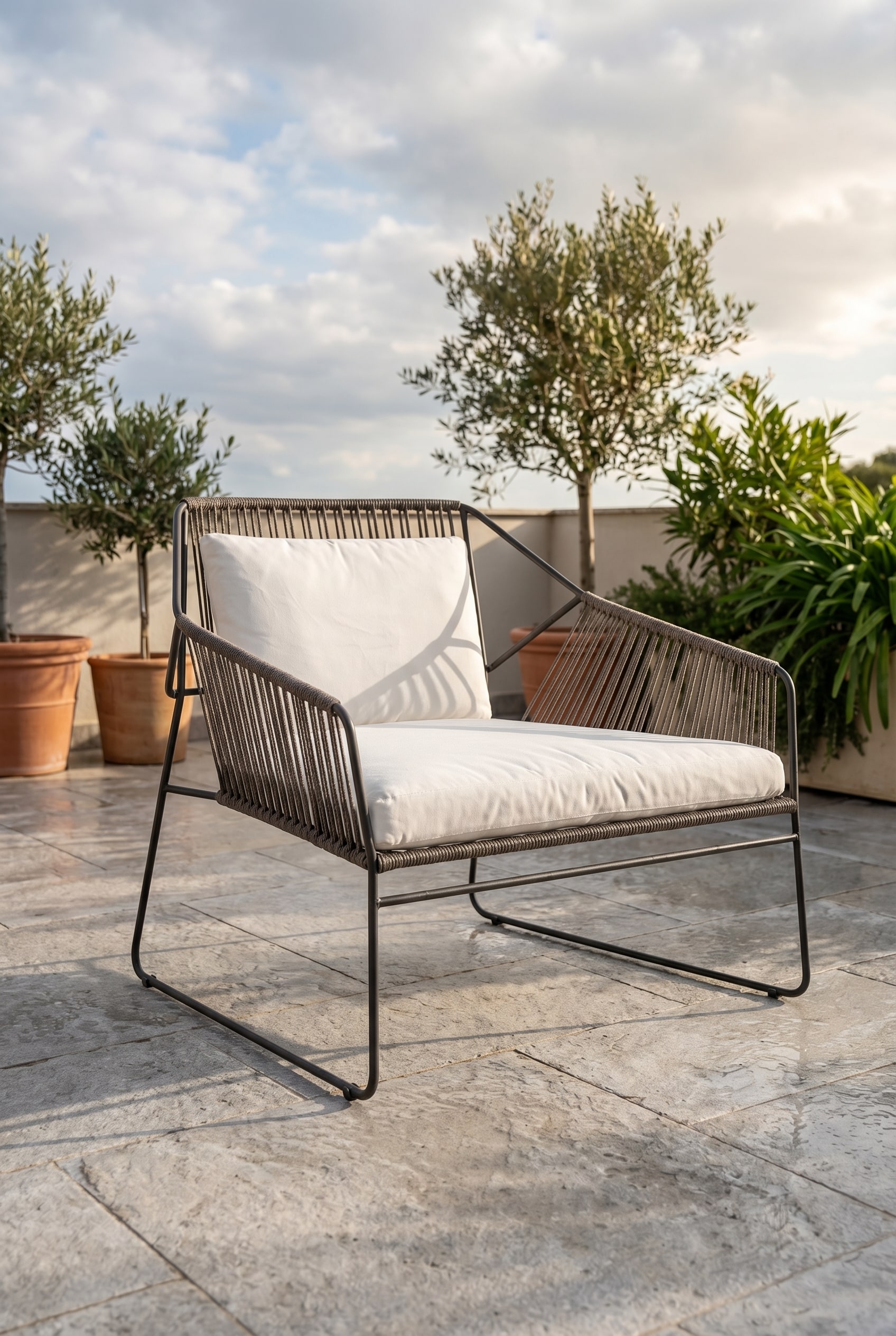 Elegante outdoor fauteuil met roestvrijstalen frame en fijne koordvlechting Elegante outdoor fauteuil met roestvrijstalen frame en fijne koordvlechting