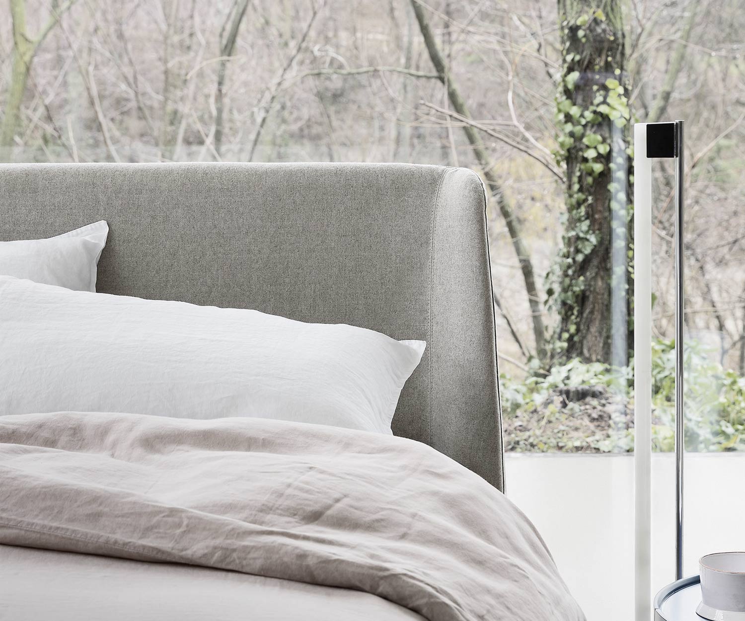 Detail hoofdbord Novamobili Fluweel Gestoffeerd bed witte stoffen bekleding Detail hoofdbord Novamobili Fluweel Gestoffeerd bed witte stoffen bekleding